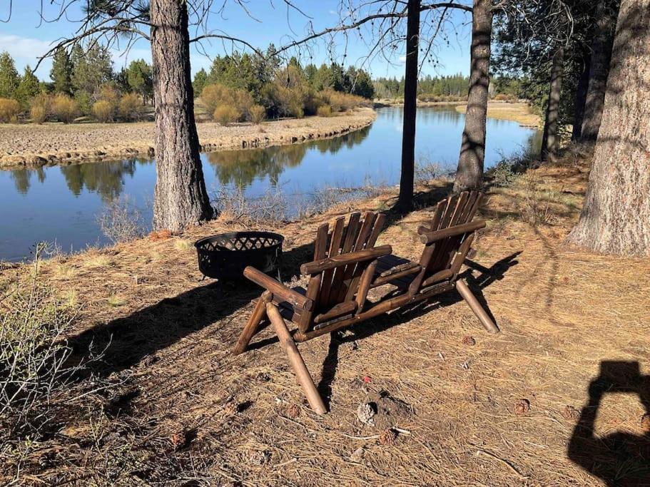 Beautiful Riverfront Near Mt Bachelor With Hot Tub Bend Εξωτερικό φωτογραφία