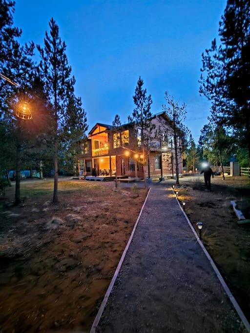 Beautiful Riverfront Near Mt Bachelor With Hot Tub Bend Εξωτερικό φωτογραφία
