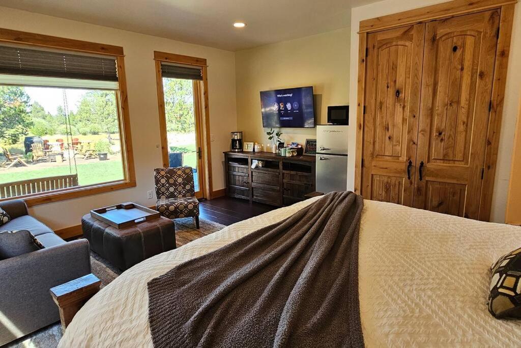 Beautiful Riverfront Near Mt Bachelor With Hot Tub Bend Εξωτερικό φωτογραφία