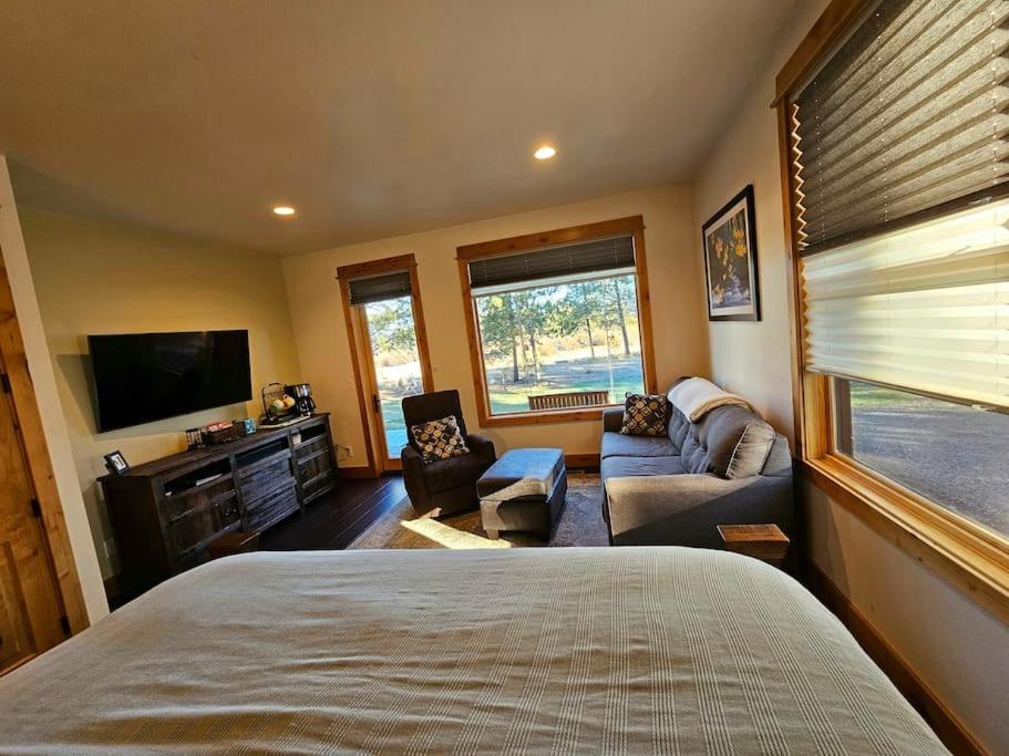 Beautiful Riverfront Near Mt Bachelor With Hot Tub Bend Εξωτερικό φωτογραφία
