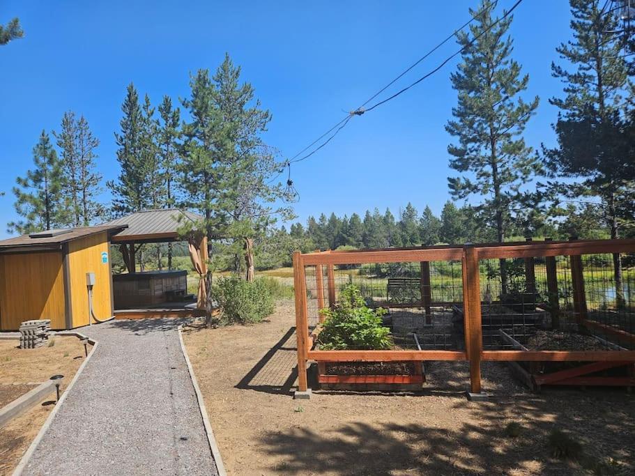 Beautiful Riverfront Near Mt Bachelor With Hot Tub Bend Εξωτερικό φωτογραφία