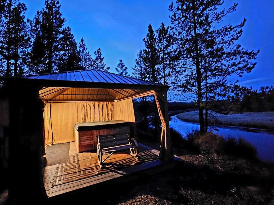 Beautiful Riverfront Near Mt Bachelor With Hot Tub Bend Εξωτερικό φωτογραφία